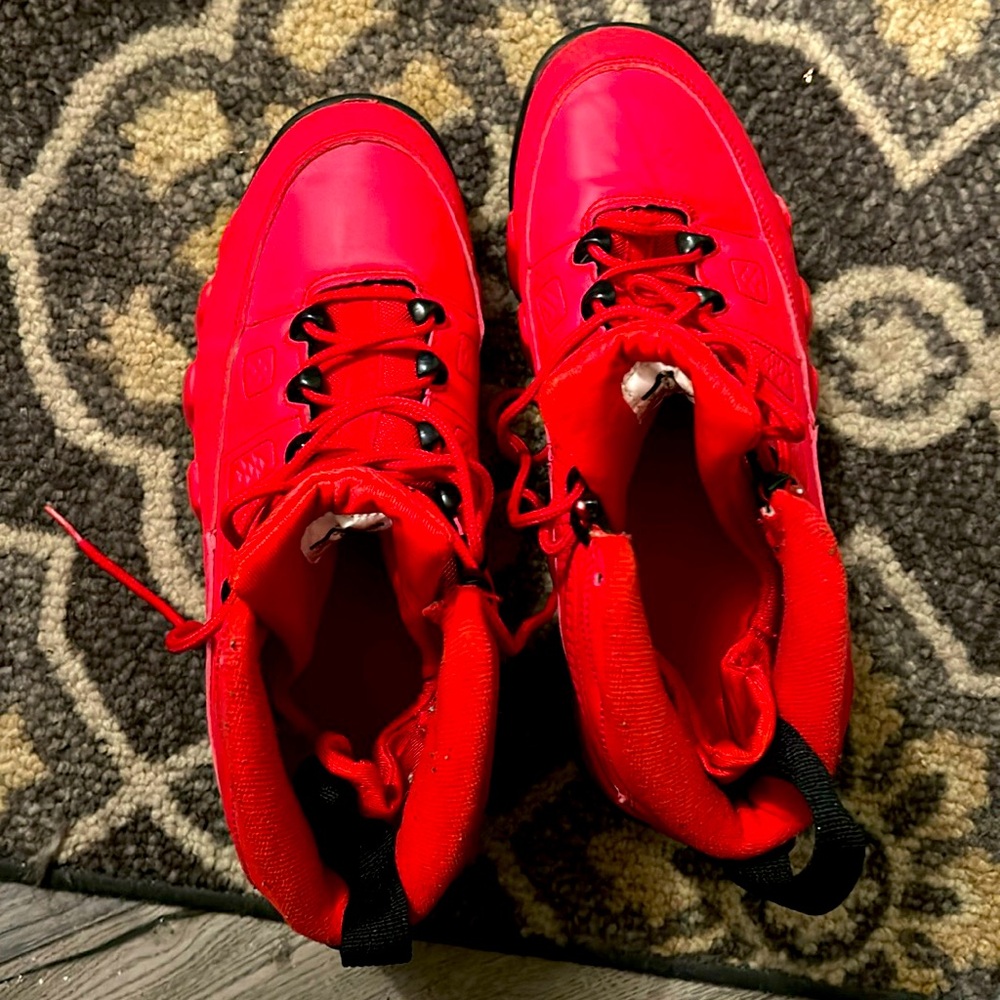 New size 10, Jordans 9 retros chile red